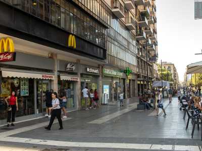 Ora a farla da padrone � invece il fast food  Mcdonald�s, diventato da tempo punto d�incontro dei giovanissimi